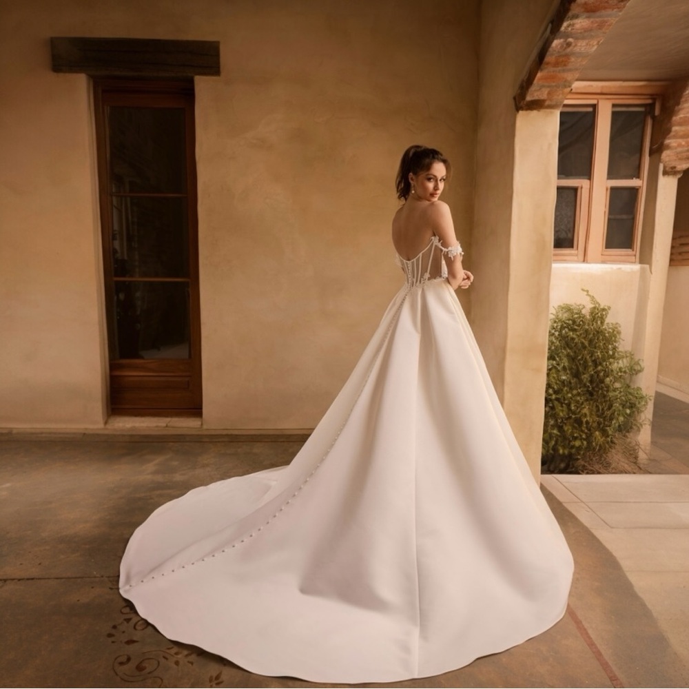 NWT Sophia Tolli Bridal Size 6 Ivory Elegant Ballgown w/ Lace And Boning Detail